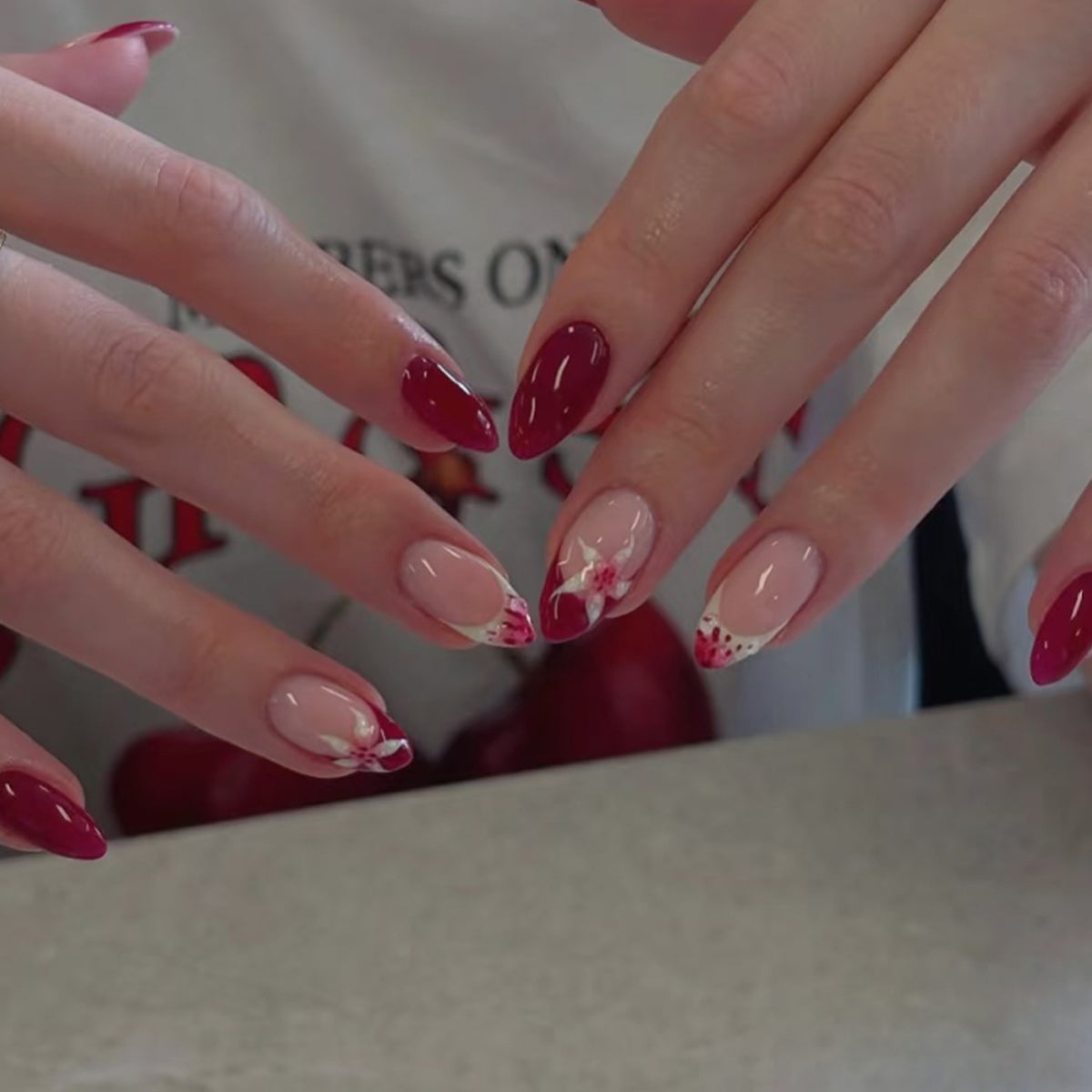 Kunstvolle Nagelkunst mit floralen Akzenten und glänzendem Finish Brehn