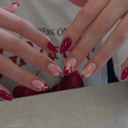 Kunstvolle Nagelkunst mit floralen Akzenten und glänzendem Finish Brehn