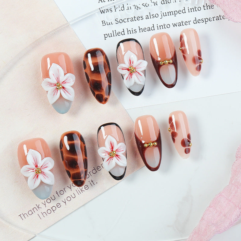 Kunstnagelset mit floralen Akzenten und eleganten Verzierungen Brehn