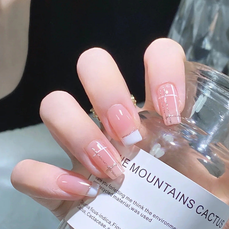 Kunstnagelset mit elegantem French-Tip und modischen Verzierungen Brehn