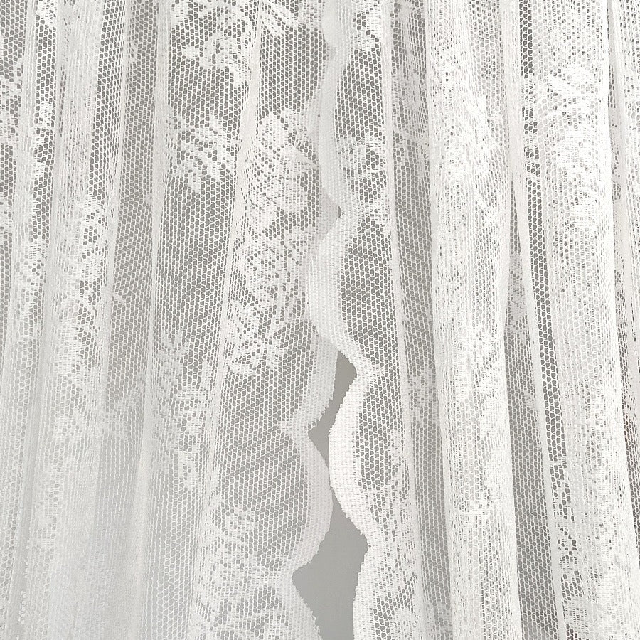 Elegante Spitzenfensterdekoration