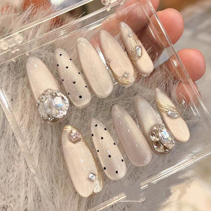 Dekorative Stiletto Nagel Kunstverlängerungen mit Strassakzenten