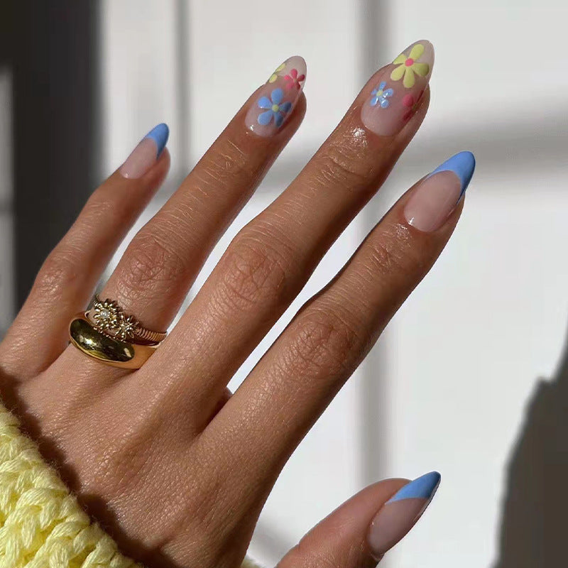 Künstliche Nailart mit floralem Design und Farbverlauf Brehn