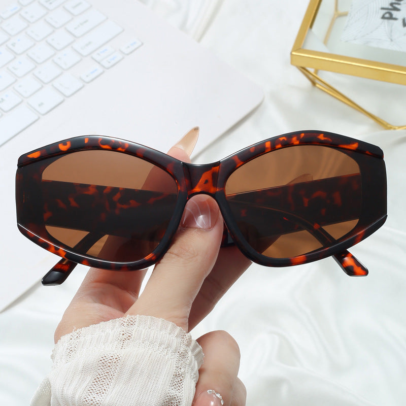 Damen modische Sonnenbrille mit markantem, futuristischem Design Brehn