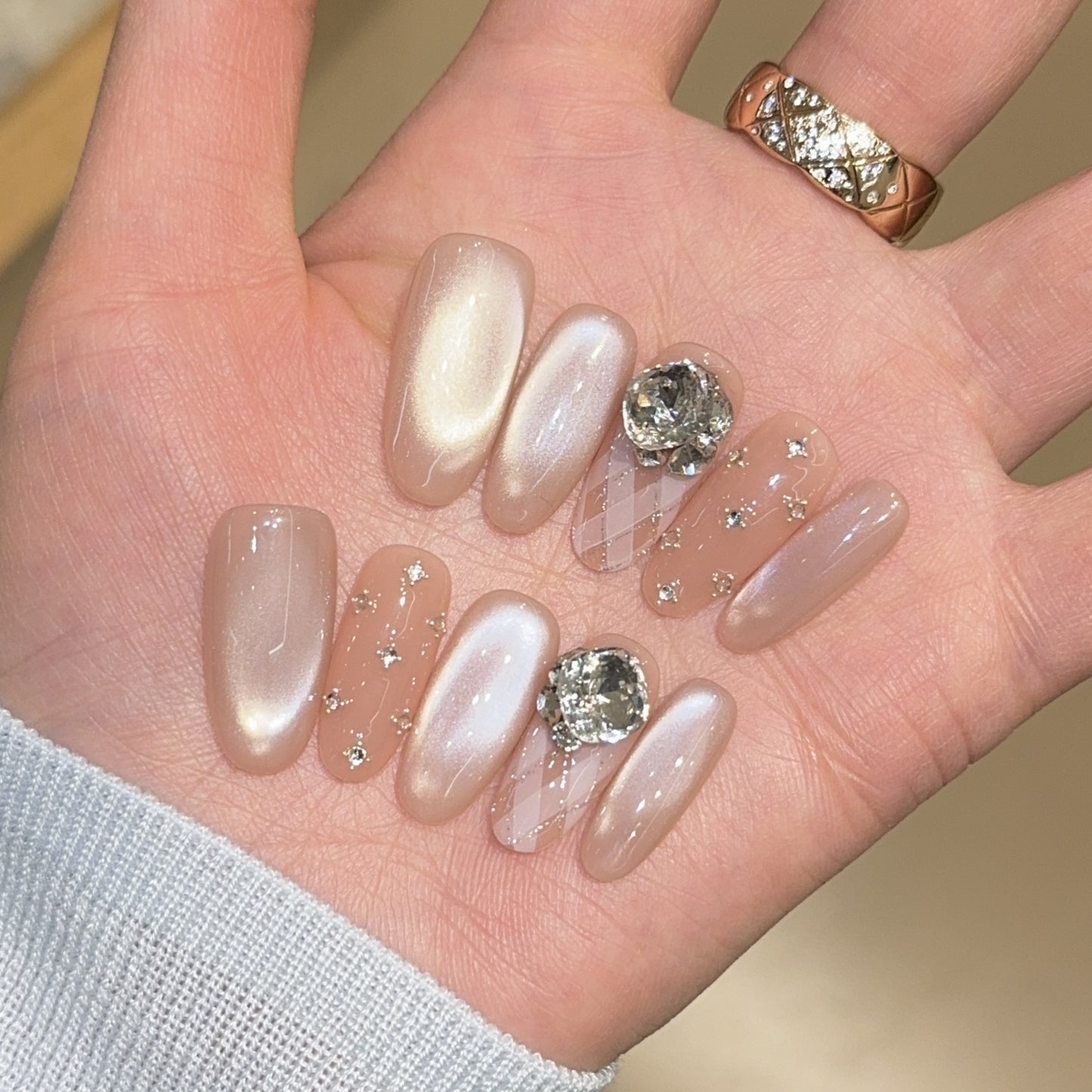 Elegante Kunstnägel mit Schimmernden Effekten und Strassakzenten Brehn