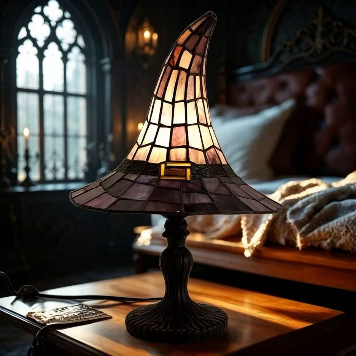 Dekorative Tischlampe im Hexenhut-Design Brehn