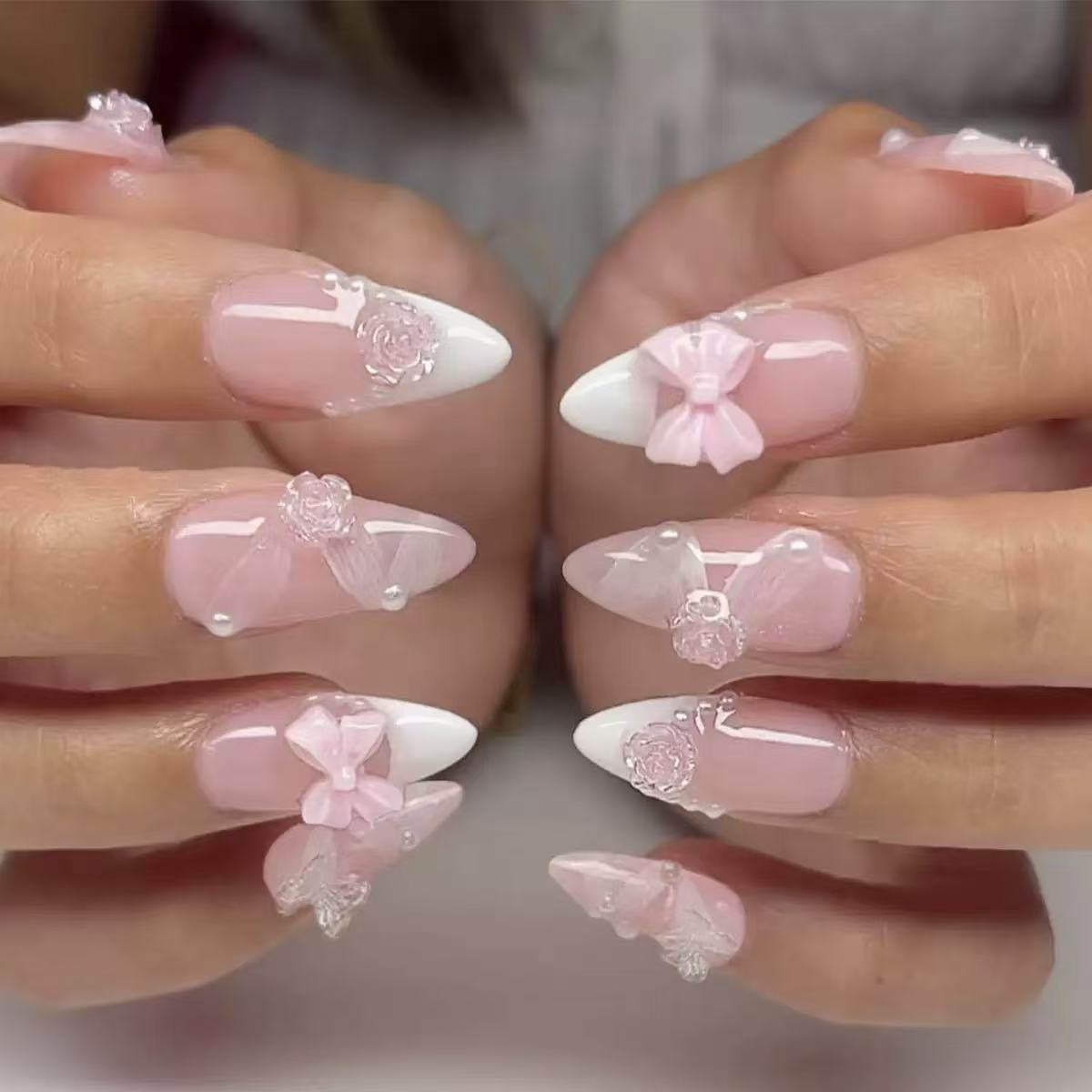 Kunstnagelset mit romantischen 3D-Blüten- und Schleifenverzierungen Brehn