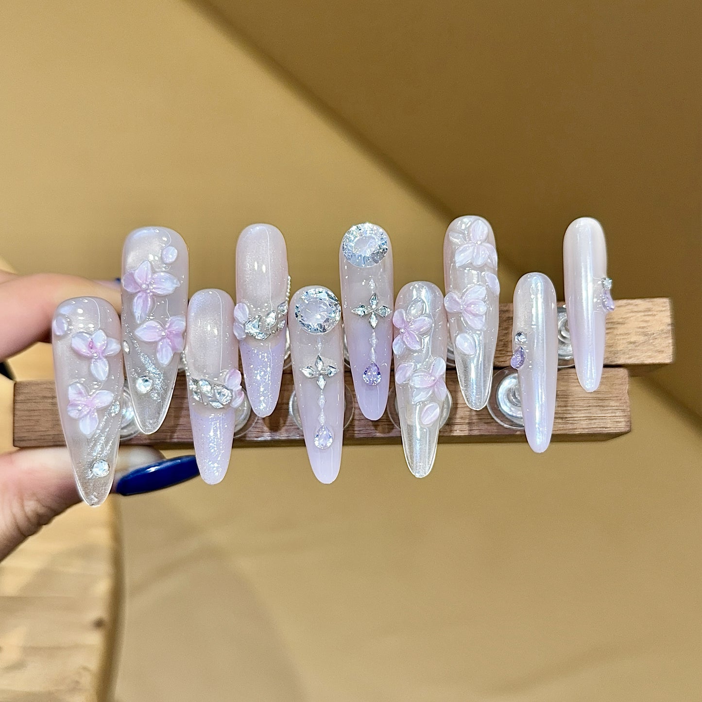 Kunstnägel mit Filigranem Blumendesign und Glitzerakzenten Brehn