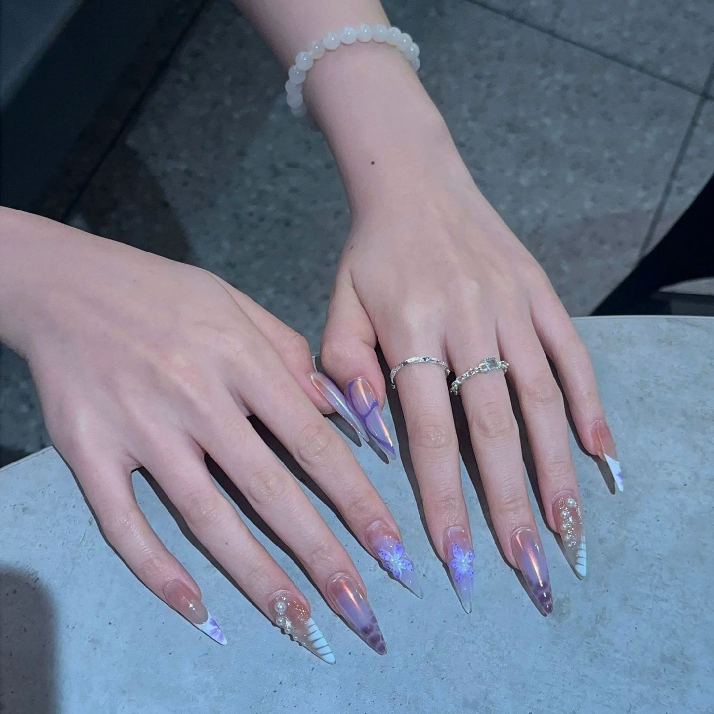 Künstlerisches Stiletto Press-On Nageldesign-Set mit floralen Elementen Brehn