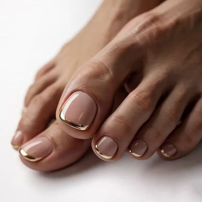 Kunstvolle Fußnagelverzierung mit elegantem Goldakzent Brehn