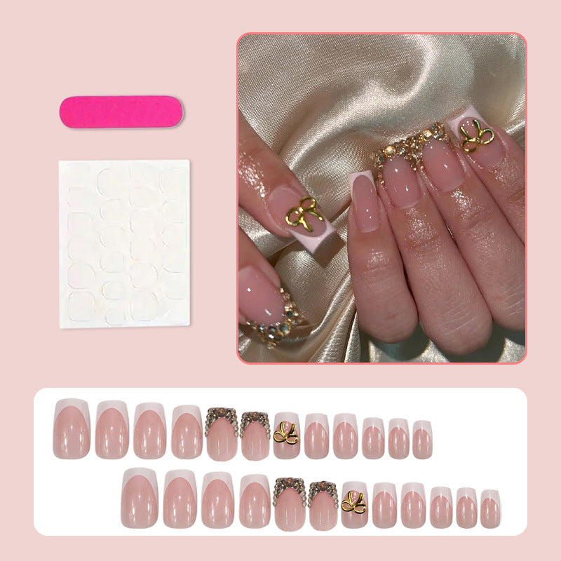 Kunstnagelset mit eleganten Goldverzierungen Brehn
