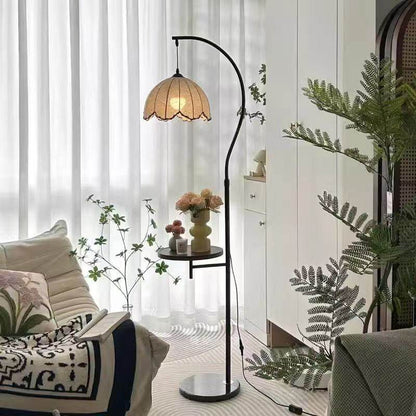 Stylische Bogen-Stehlampe mit integriertem Beistelltisch