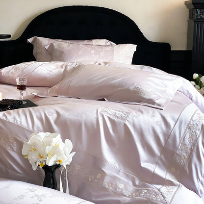 Feinsatin-Bettgarnitur mit tonalem Blumenjacquard und feiner Stickbordüre