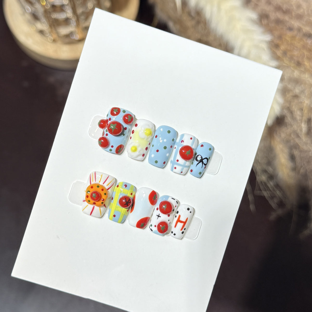 Künstlerisches Press-On-Nagelset mit verspielten floralen und gepunkteten Designs Brehn