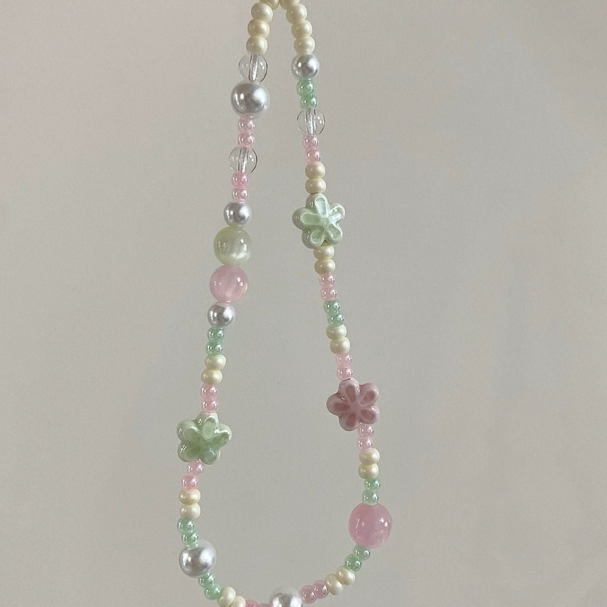 Blumenverzierte Perlenkette Brehn