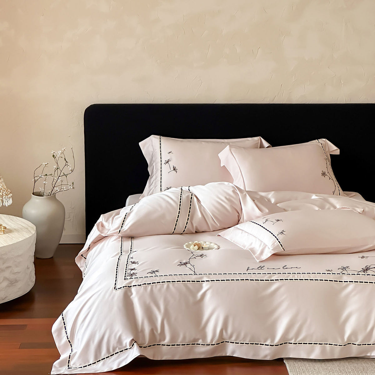 Besticktes Luxus-Satin-Bettbezug-Set mit dekorativen Kissenbezügen