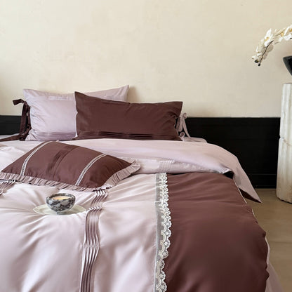 Elegante Bettwäsche-Garnitur aus Baumwollsatin mit Zierfalten, Schleifen und Spitzenbordüre