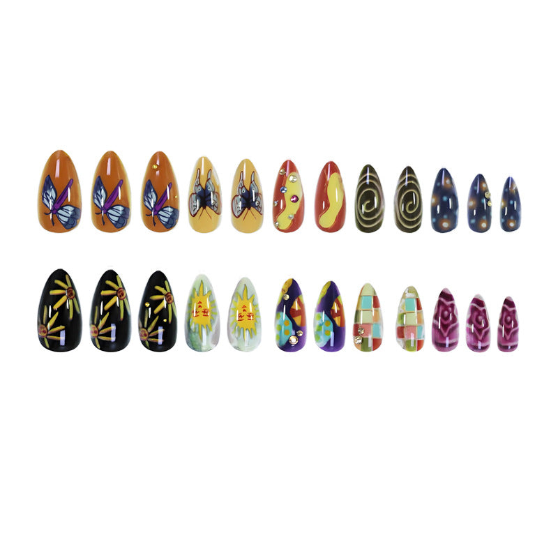 Kunstnagelset mit kreativen Sommer-Motiven und funkelnden Akzenten Brehn