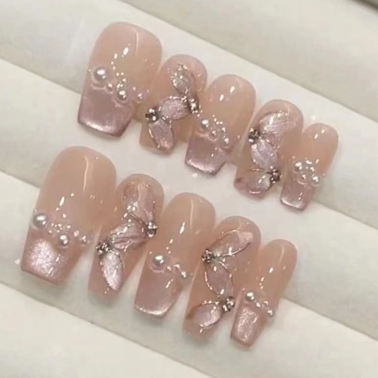 Künstlerisches Floral Press-On Nagelset mit Perlenakzenten Brehn