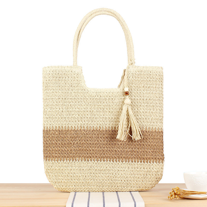 Modische Strandtotebag Aus Geflochtenem Naturmaterial mit Fransiger Detail Brehn