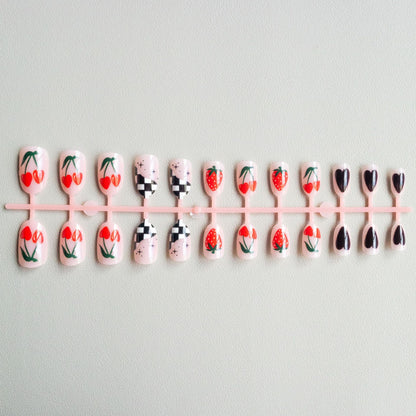 Künstlerische Blumen- und Karomuster-Nagelkunst