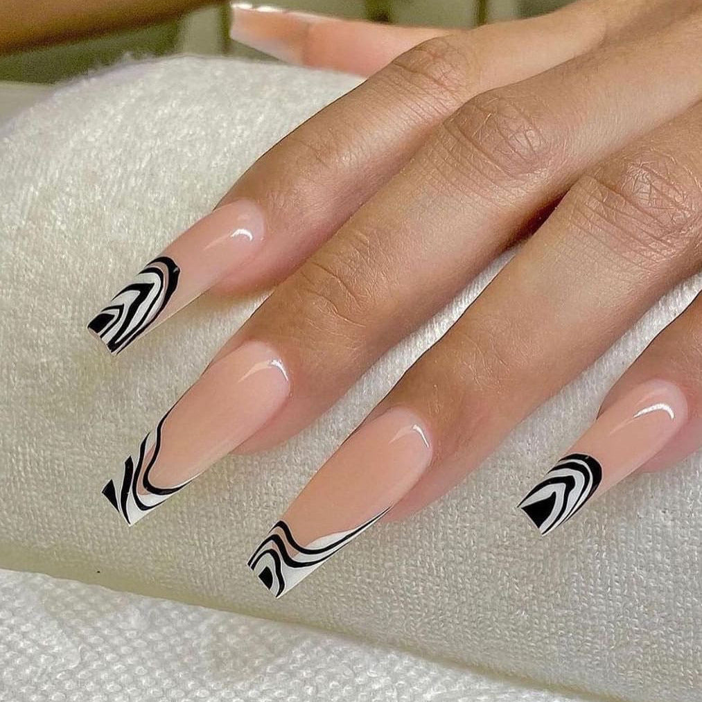 Kunstvolle Nagelverlängerungen mit elegantem Schwarz-Weiß-Muster Brehn