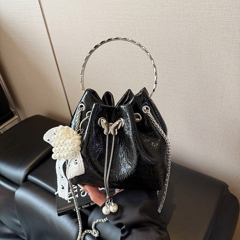 Stylische Handtasche mit Schmetterlingsdetail Brehn