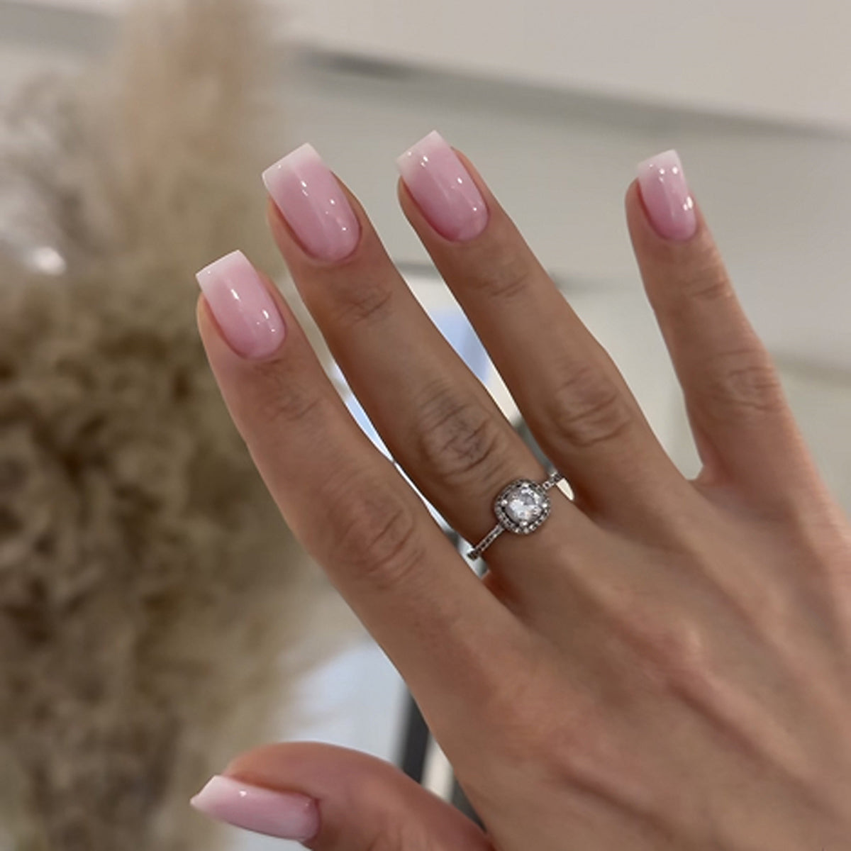Künstliche Nagelverlängerungen mit elegantem Ombre-Effekt Brehn