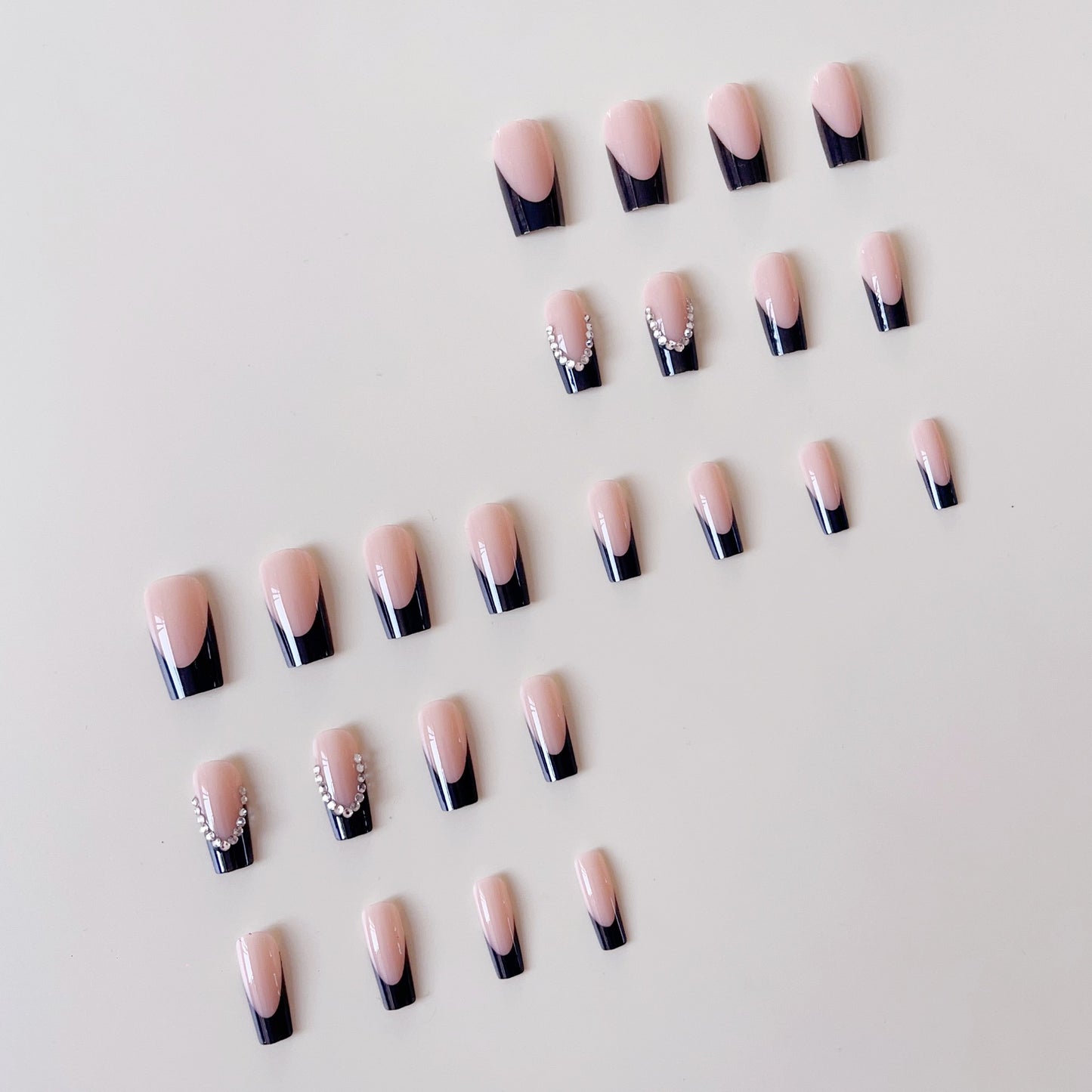 Kunstnagelset mit eleganten Spitzen und Glitzerakzenten Brehn