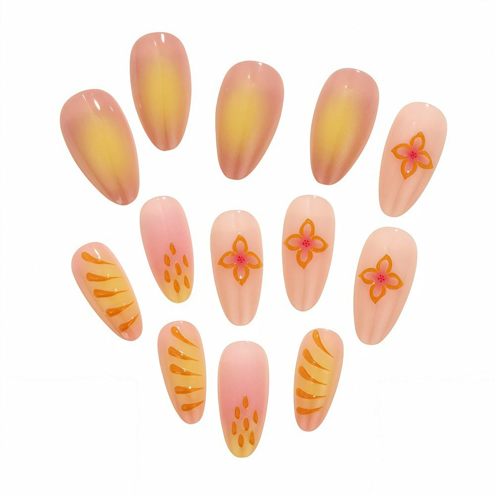 Kunstvolle Nagelspitzen mit floralen Motiven Brehn