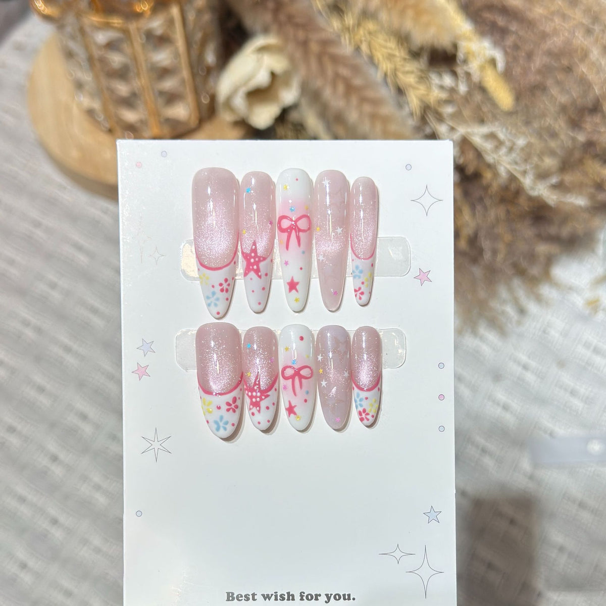 Künstlerisches Press-On Nagelkunst Set mit charmanten Stern- und Schleifendesigns Brehn