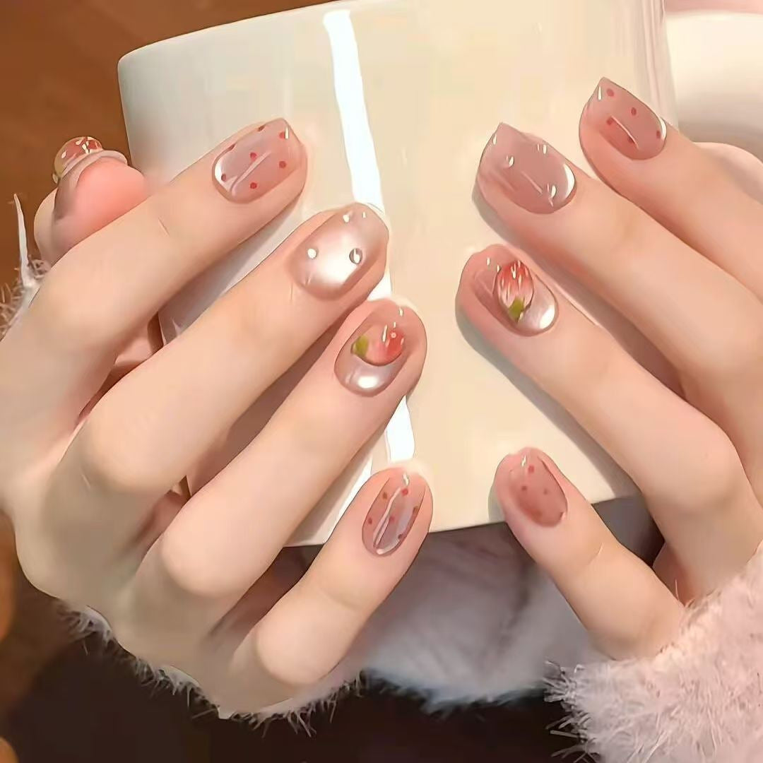 Künstlerisches Press-On-Nagelset mit floralen und glänzenden Akzenten Brehn