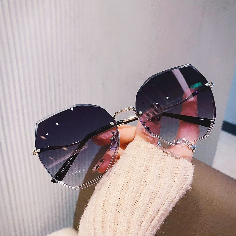 Damen oversized Sonnenbrille mit stilvollem, facettiertem Rahmen Brehn