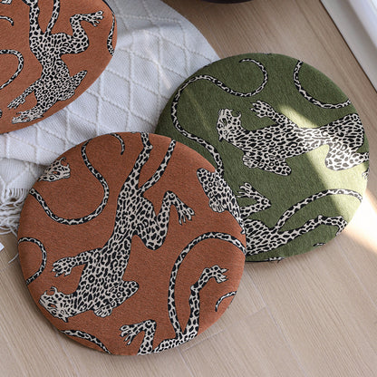 Rundes Sitzkissen mit Jacquard‑Leopardenmotiv, dicke Polsterung und rutschfester Unterseite Brehn