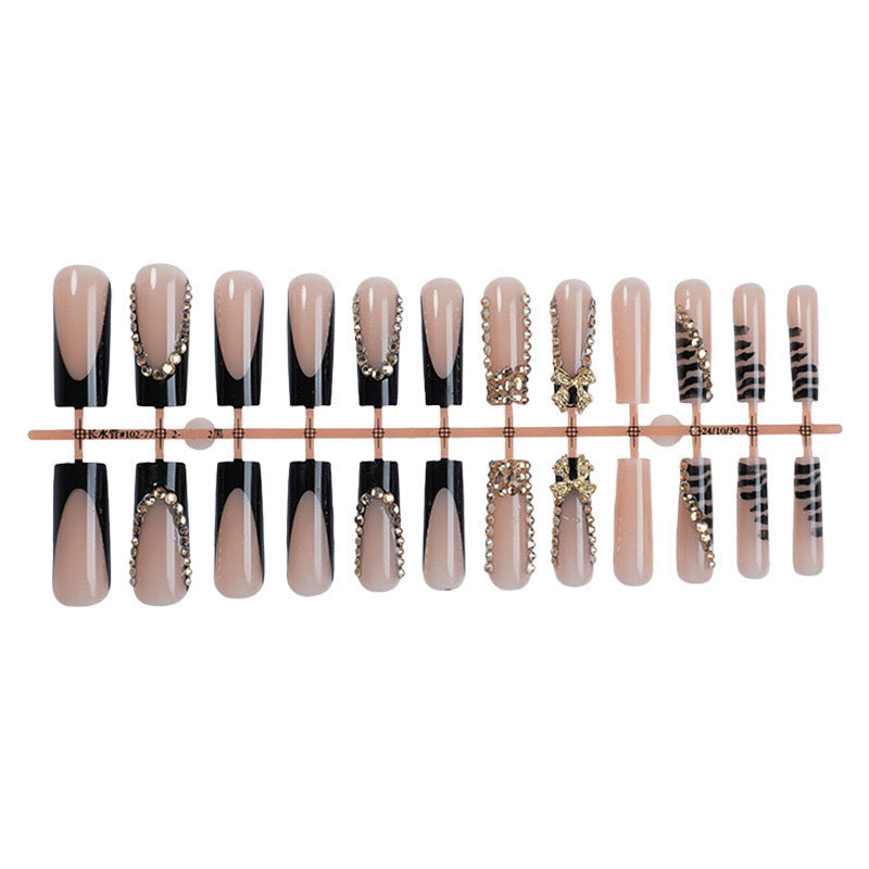 Kunstnagelset mit glamourösen 3D-Schleifen und strahlenden Strassverzierungen Brehn