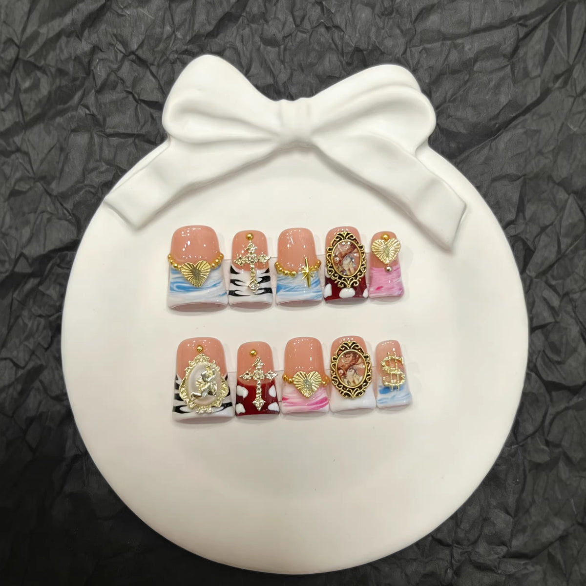 Künstlerisches Press-On-Nagelset mit goldenen Akzenten und einzigartigen Designs