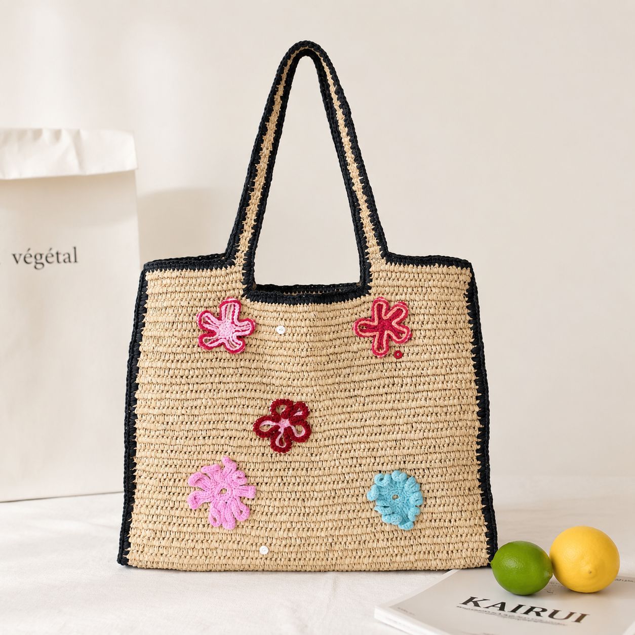 Handgefertigte Basttasche mit Blütenapplikationen Brehn