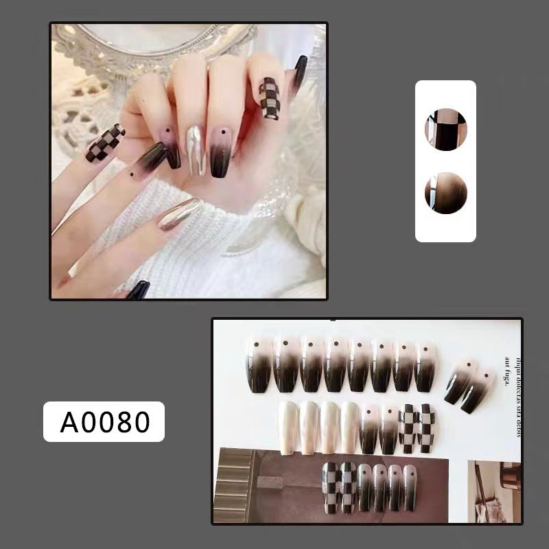 Kunstnagelset mit grafischen Mustern und elegantem Finish Brehn