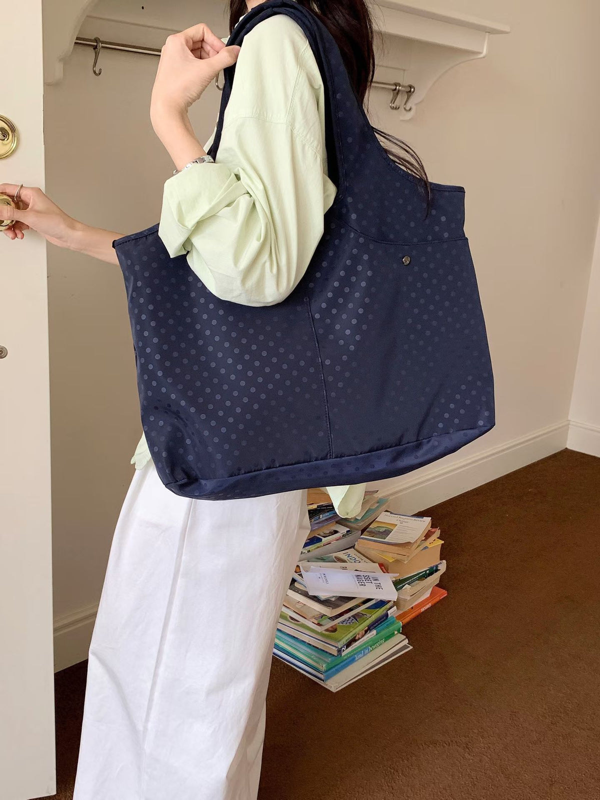Geräumige Gepunktete Schultertasche