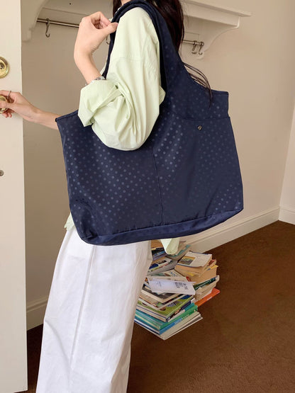 Geräumige Gepunktete Schultertasche