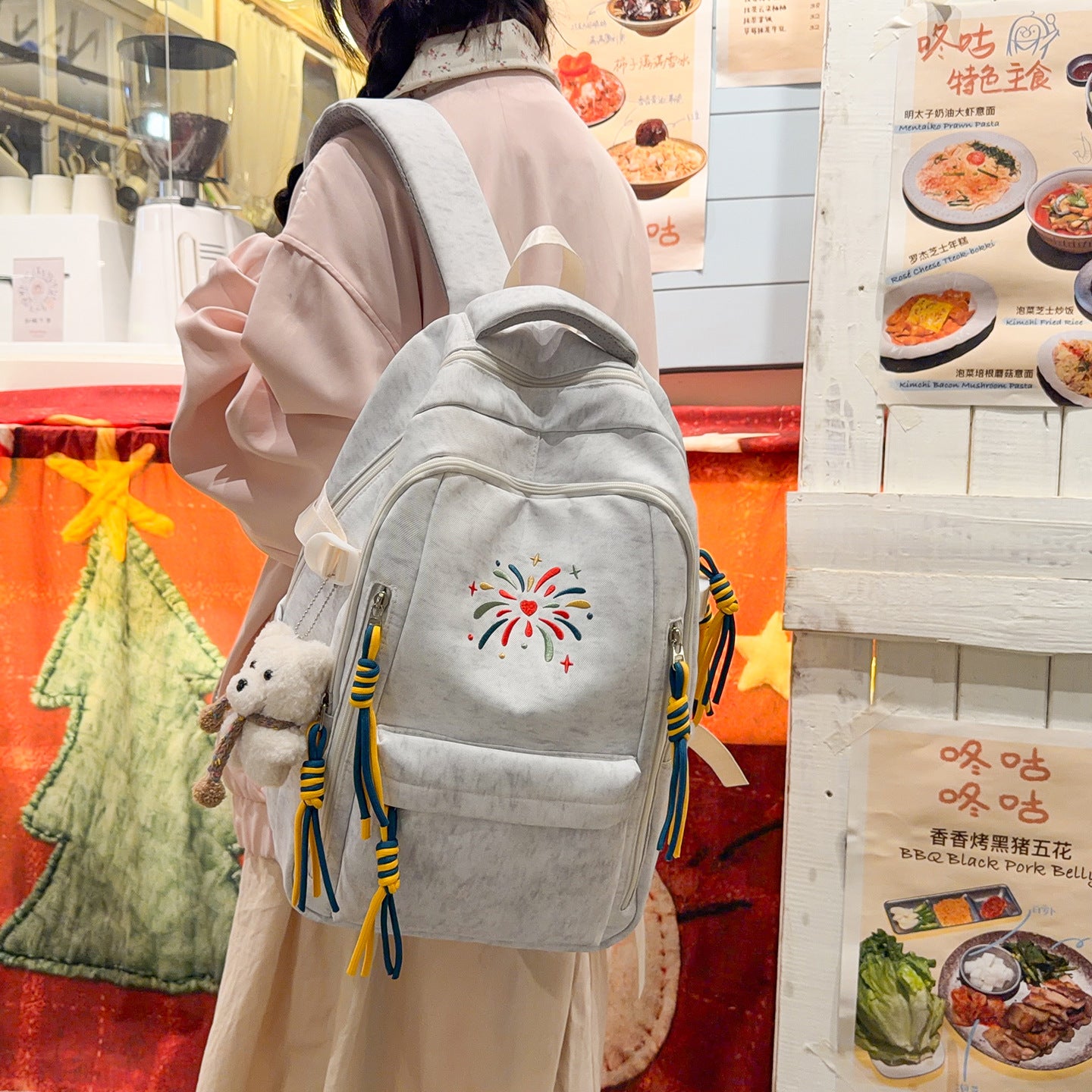 Rucksack mit Bunten Verzierungen und Innovativen Fächern Brehn
