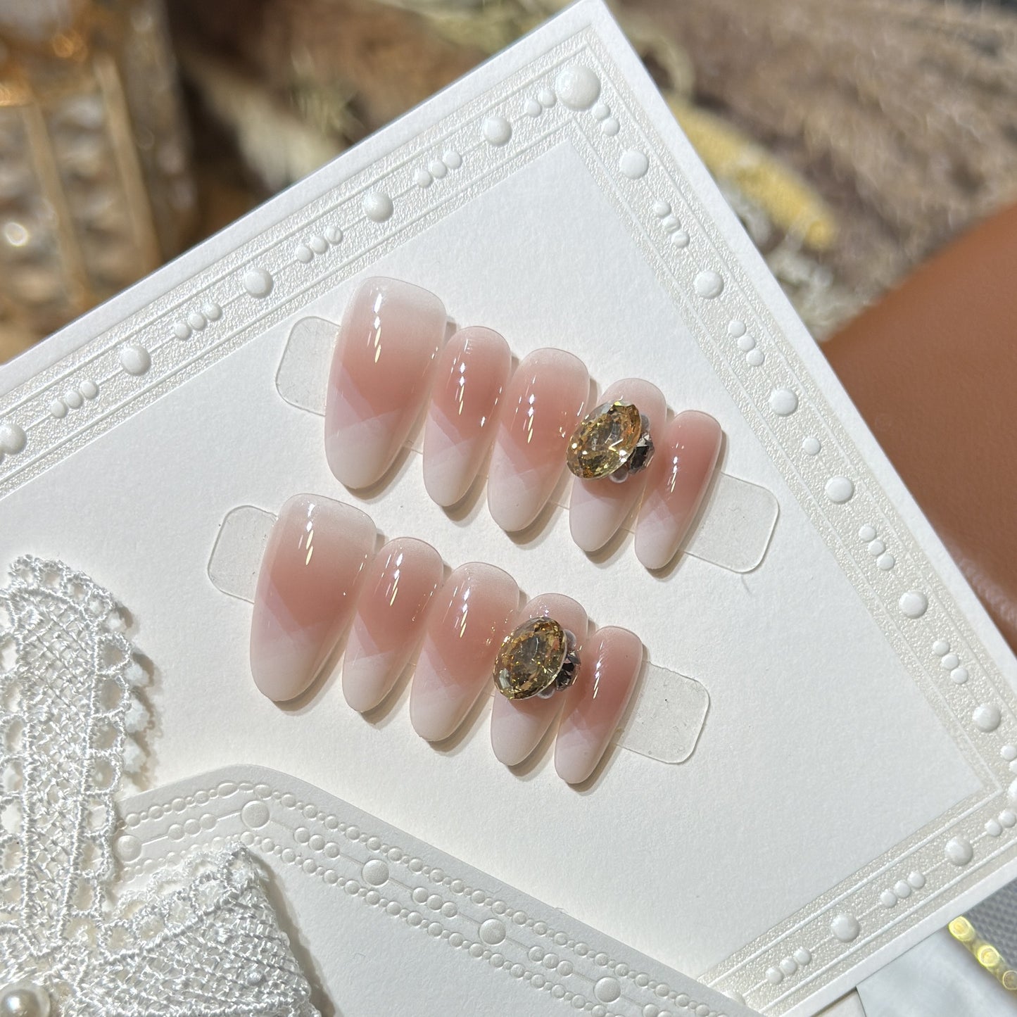 Stylisches Press-On-Nagel-Set mit Edelsteinakzent Brehn
