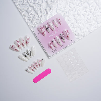 Kunstvolles Nagelset mit Edelstahl-Applikationen Brehn