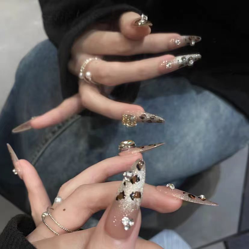 Elegante Stiletto Press-On Nägel mit Strass-Akzenten Brehn