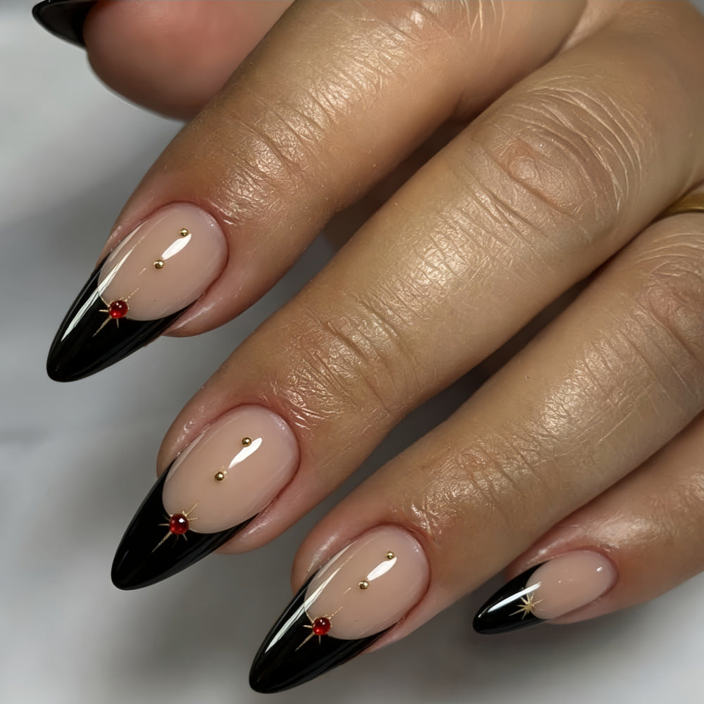 Glamouröse Kunstnägel Im Stilvollen Stiletto-Design mit Goldenen Akzenten Brehn