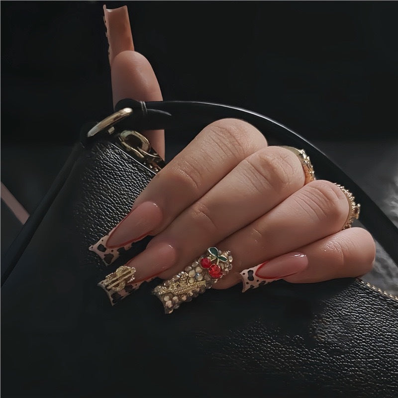 Dekorative mit Edelsteinen verzierte Nagelverzierungen Brehn