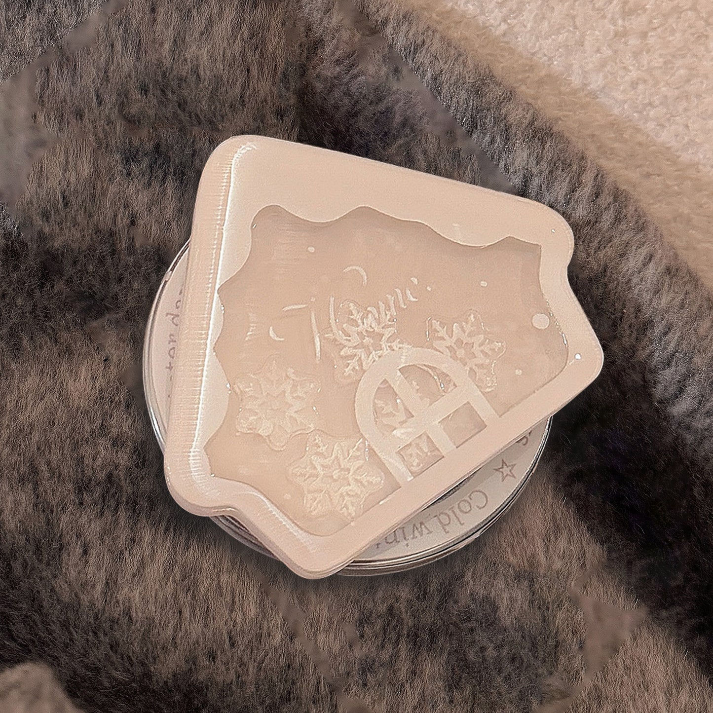 Duftkerze im Winterhaus-Design Brehn