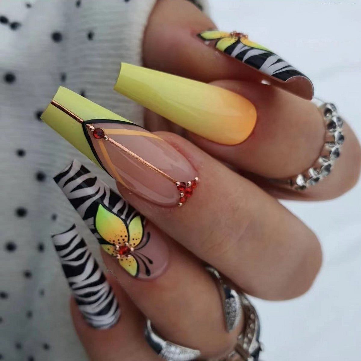 Kreative Kunstnägel mit Blumen- und Tierdesigns Brehn