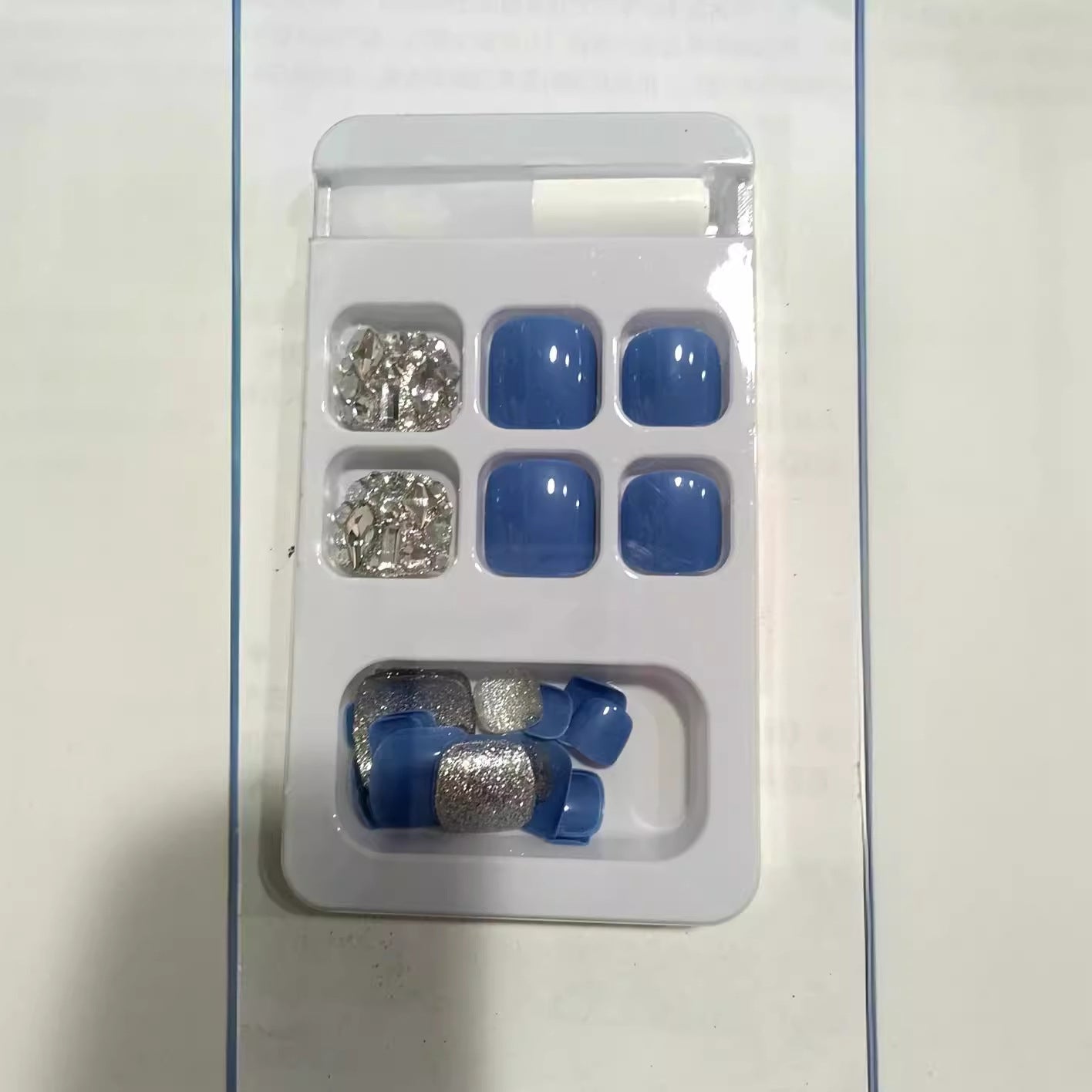 Dekoratives Press-On Nagelset mit Strassakzenten Brehn