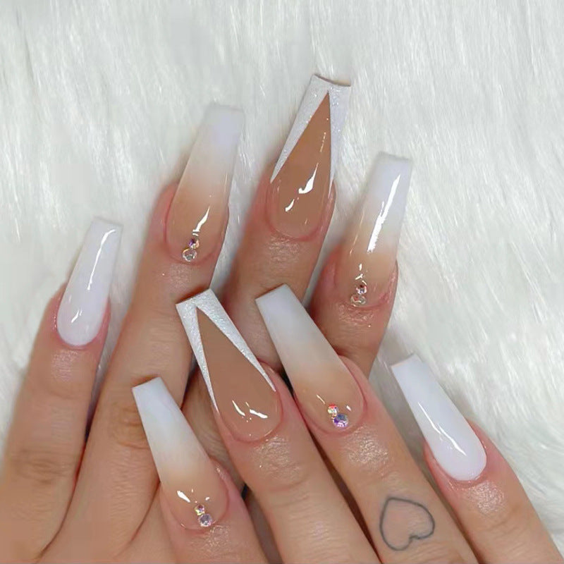 Elegante Kunstnagelspitzen mit eleganten Konturen Brehn